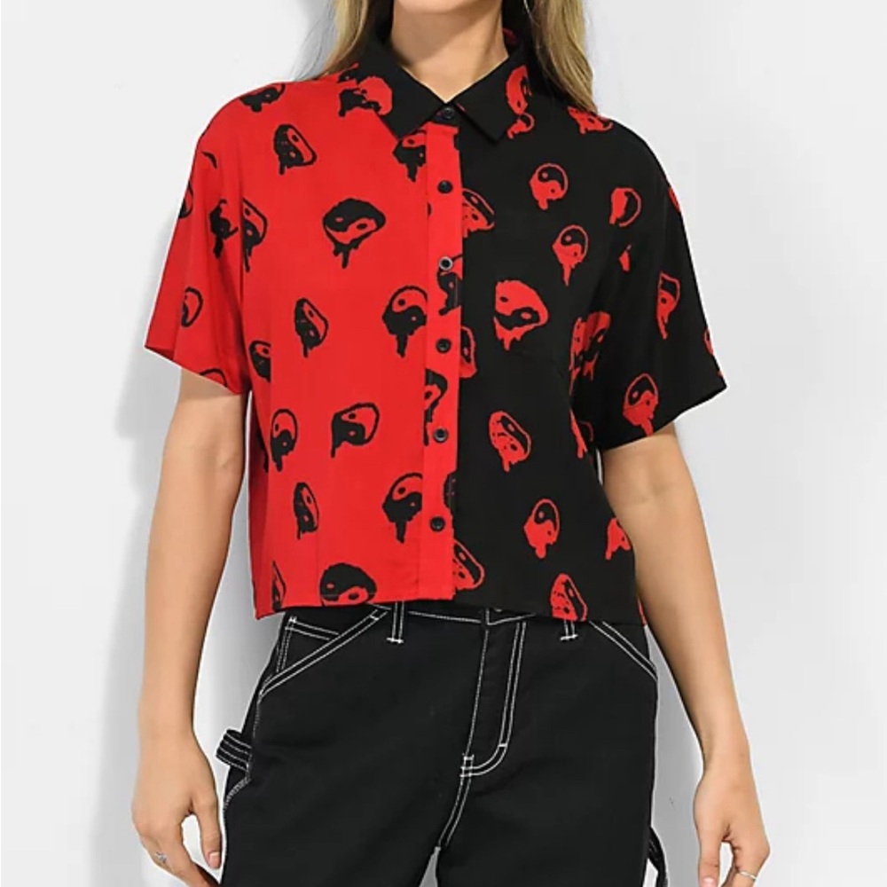 EMPYRE red/black 69 cropped button up women’s large